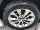【純正アルミホイール】です!車両デザインに合わせてホイールをデザインしているため、見た目にもカッコイイアルミホイール♪洗車もラクチンで錆びません。