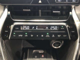 運転席、助手席別々に温度設定ができるデュアルエアコン装備です。男性が暑いと感じても、女性は寒いと感じる、そんな時の車内温度を別々に調節できるので、ストレスなくドライブをお楽しみいただけます。