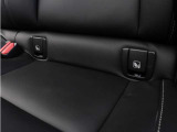 リアシート2座はチャイルドシートジョイントの国際規格「ISO FIX」準拠により各社モデルがワンタッチで着脱可能となっております。