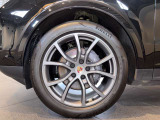 21インチ Cayenne Exclusive Design ホイール(ベスビオグレー塗装)、アーチ エクステンション(エクステリア同色)付き
