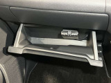 【グローブボックス】容器がせり出してくるバケットタイプ!一目で中身を把握でき、取り出しやすさにも優れます!