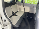 後席は左右に並ぶシートとヘッドレストを備え、乗員がゆったり過ごせる空間です。窓から光が入り、ドア内側には小物を置けるスペースもあり、同乗者にも配慮されています。