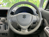 手になじみやすい形状で、メーターを確認しながら運転姿勢を整えやすいレイアウトです。中央のホーン部も大きく、日々の運転で扱いやすさに配慮されています。