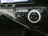 「AUTO」スイッチで車内の温度を一定に保ってくれるオートエアコン。快適装備の代名詞。もちろんマニュアル操作も可能ですよ。