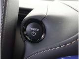 スマートキーを携帯していればキーを取り出さずにドアを施錠&解錠。クルマの始動も可能です。