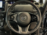 運転にかかわる様々な操作を安全に行えるように視点移動が少なく操作性に配慮されたスイッチ類が凝縮されたコクピットです。