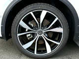 19インチ純正アルミホイール+225/40R19タイヤを装着。