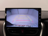 後退時に車両の後ろ側をモニター画面に表示します。車庫入れなどでバックする際に後方確認ができて便利です。車庫入れが苦手な人もこれで安心。