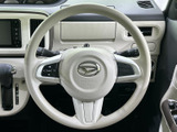 手に取りやすい位置にまとめられたステアリングスイッチで、運転姿勢を大きく変えずに各種操作へアクセスできます。中央部のホーンや周辺のボタンも見分けやすい配置です。