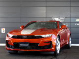 フロントグリル上部のボンネット(フード)には、V8マッスルカーの証である機能的なエアダクト(排熱口)が装備され、戦闘的なルックスを強調しています。