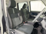 高いホールド性で運転姿勢が安定します。長距離ドライブでも疲れにくいのが魅力です。快適なドライビングライフをお送りください♪
