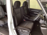 女性でも運転がしやすいように、シートの高さ調整機能(シートリフター)がついています。広い足元にゆったり座れるシートには肘掛も装備しており長距離の運転でも疲れにくいシートです。