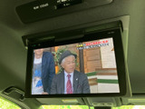 天井に設置されたモニターで、停車中に映像やテレビを視聴できます。後席でも映像を楽しめる装備で、休憩時間や待ち合わせの合間など、車内で過ごすひとときをより便利にします。