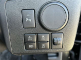 オートマチックハイビームとは、先行車や対向車のライトを認識し、ハイビームとロービームを自動で切り替える機能です。夜道の視界を確保します。詳細は販売店スタッフまでおたずねください。