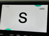 停車中にテレビ番組を視聴できる画面を備えています。休憩時間など、車を安全な場所に停車している間に映像を楽しめるのがうれしいポイント。音声とともにお楽しみください。