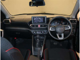 デザインもよく、居心地のよい運転席ですね。分かりやすいスイッチ類ですから操作もしやすく運転をサポートします。ぜひご来店いただき、実際にお座りいただいてステアリングを握ってみてください!