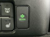 ECONスイッチ操作でエンジンやミッション、エアコンなどを総合的に制御、燃費をよくするようクルマが頑張ります。