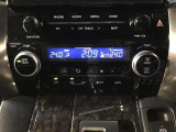 左右独立温度コントロールフルオートエアコンです。運転席、助手席それぞれで独立して温度設定ができます。