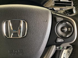 ハンドルにHondaセンシング系のクルーズコントロールやレーンキープアシストなどのスイッチが装備されています。ハンドルから手を離さず安全に操作できます。