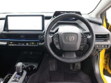 視線を前方に誘導する、トップマウントメーターを起点とし、安全確認がしやすく、運転に集中できる構成に。最大限走りの良さを楽しむことができます。