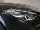 【LEDヘッドライト】先進のLEDテクノロジーを採用。放射される白色光の周波特性は太陽光に近く、バイキセノン・ヘッドライトを上回るコントラストで更に明るく輝きます!