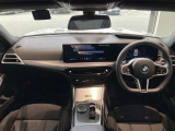 BMWカーブド・ディスプレイが中心の次世代コックピット。スイッチ類を減らし、直感的な操作とクリーンなデザインを実現しています。