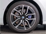【BMWアロイホイル】軽量かつ強度に拘ったアロイホイル。走行性能ポテンシャルを引き出す設計。車の足元を引き締めてくれる大きなポイントはアロイホイルです。