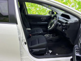 前席はシートに腰を下ろした際の視界が開け、運転席まわりも見渡しやすい配置です。黒を基調とした落ち着いた室内で、足元やカップホルダーも確認しやすくなっています。