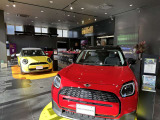 新車ショールーム店内