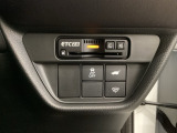 ハンドルの右側にHondaセンシング用のVSA解除スイッチとパワーテールゲートスイッチがついています。車内からでもテールゲートの開け閉めを電動でできます。その上にETC2.0がついています。