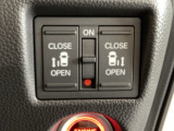 リアドアは乗り降りに便利な両側電動スライドドアです。また運転席に座っていながらスイッチ操作で自在にスライドドアを開け閉めできます。