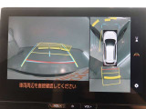 パノラミックビューモニター付きです。車両を上から見たような映像をモニター画面に表示。運転席からの目視では見にくい、車両周辺の状況をリアルタイムでしっかり確認できます。