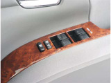 運転席窓操作部です。一括して操作ができ大変便利ですね。
