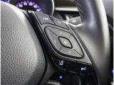 運転中、オーディオの操作をしてて、ハッとしたことはありませんか?ステアリングスイッチは、運転中でもハンドルでオーディオの操作が可能です。