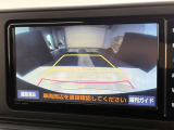 こちらのバックカメラは画面にラインが表示されておりますので、バック時のクルマの進行方向の目安になります。より高いレベルで車庫入れをサポートする、便利な機能ですね。