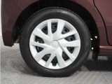 ◆純正ホイール装着車◆シンプルなデザインのホイールキャップ付きです。
