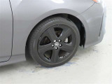 装着タイヤサイズは、215/45R17です。純正アルミホイールを装着しております。