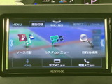画面にはソース切替や目的地検索などのメニューが表示され、用途に合わせて項目を選びやすい構成です。音声切替や電話メニューも備わり、移動中の操作をサポートします。