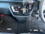 シフトレバーがステアリングに近く運転しやすく、足元もスッキリします