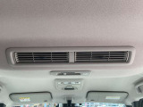 後席向けの送風口が付いており、車内の空気を循環させます☆