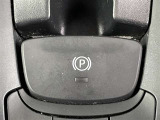 電動パーキング搭載でブレーキ操作がワンタッチ。自動解除でかけ忘れの心配もなく、渋滞や坂道でも安心。オートホールド機能が快適なドライブを支えてくれる一台です。