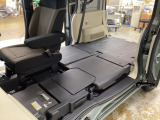 床は低く、天井は高く、すみずみまで使える四角い荷室の大空間です。運転席以外の空間すべてに荷物が積める!。助手席側センターピラーレス (ドアインピラー構造)です。