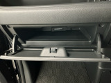 【グローブボックス】収納スペースがあるので車内が散らからずに助かります。ちょっとした物を入れるのにいいですね♪