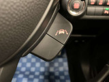 【車線逸脱抑制機能】車線の逸脱の可能性が高いとシステムが判断した場合に、ドライバーに車線逸脱防止方向へのステアリング操作を促し、車両を内側に戻すよう支援します。