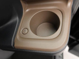 ホットドリンクをちょうどいい温度でキープしてくれる保温機能付きのホッとカップホルダー(前席)。ほっこり快適にドライブをサポート。