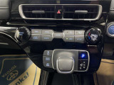 操作しやすいATシフトです♪シフトチェンジを気にしなくていいので運転だけに集中できますね!自然と手に届くところにある、手になじむ形状のシフトノブがいいですね♪