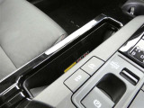 ワイヤレス充電機能で接続の手間いらず。対応スマートフォンなどをワイヤレスで充電可能です。