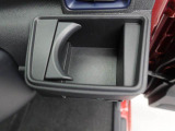 【カップホルダー】エアコン吹き出し口下部に設置されていますので使いやすさバッチリ!運転席から手の届くちょうどの位置です!