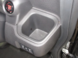 運転席と助手席にはドリンクホルダーがあります。取りやすい位置にありますからドライブも楽しくなりますね!