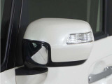 ◆ドアミラーウインカー◆ドアミラーにウインカーを装備しています。対向車に自身の進行方向を合図し安全に運転できます。
